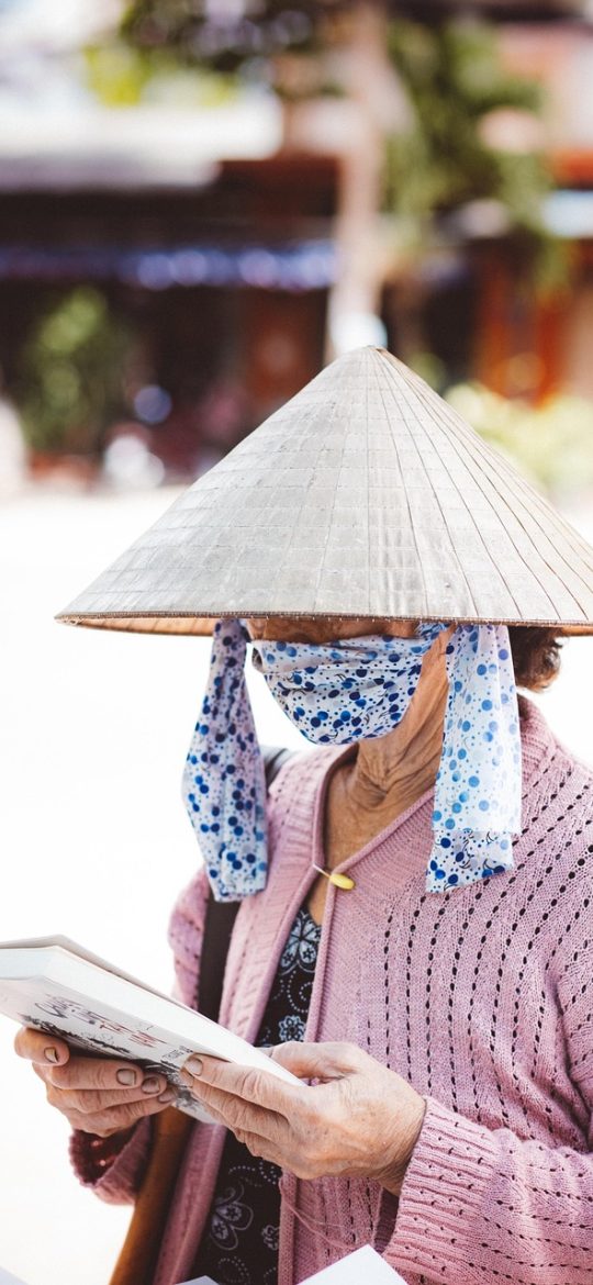 英语四级真题 App 阅读答题界面截图：上方为英文原文段落，下方为四个选项按钮，选中项以焦橙色描边高亮